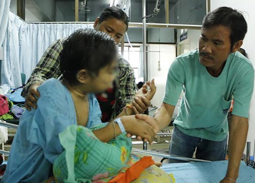 หนุ่มป่วยนั่งหลับ