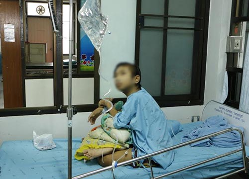 หนุ่มป่วยนั่งหลับ