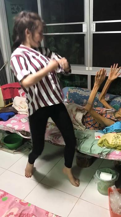 เต้นโชว์ยาย