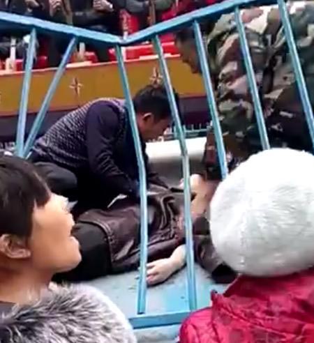 เด็กหลุดจากเครื่องเล่น