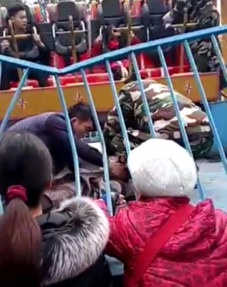 เด็กหลุดจากเครื่องเล่น