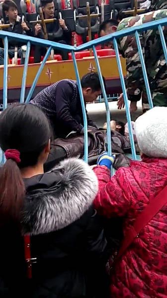 เด็กหลุดจากเครื่องเล่น