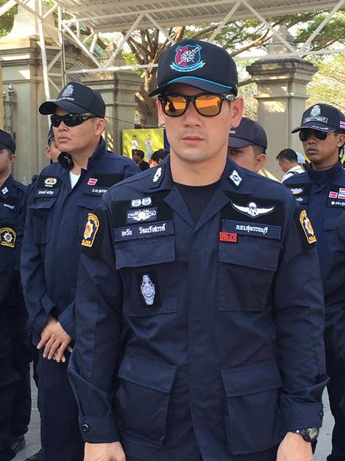 ตำรวจหล่อ