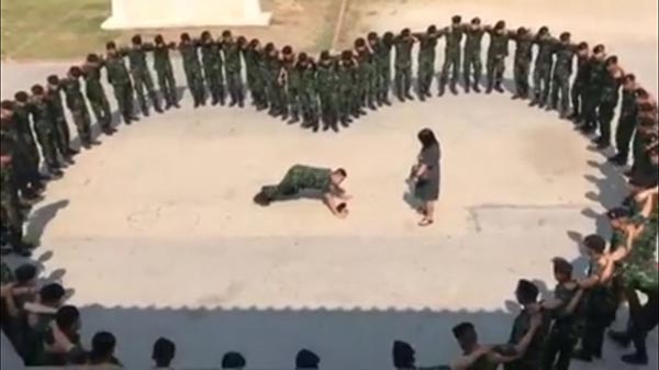 ทหารขอแฟนแต่งงาน