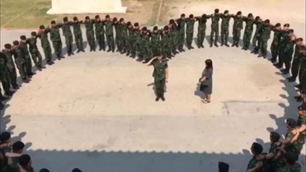 ทหารขอแฟนแต่งงาน