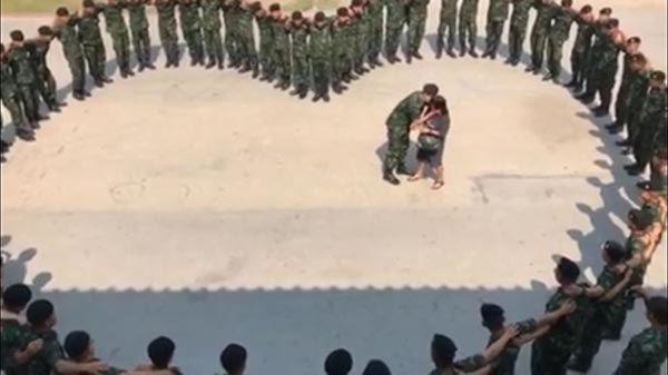 ทหารขอแฟนแต่งงาน