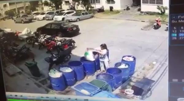 ทิ้งทารกลงถังขยะ