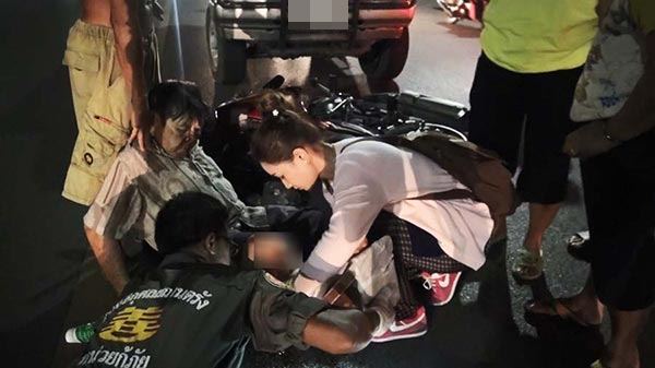 พยาบาลช่วยคนเจ็บข้างถนน