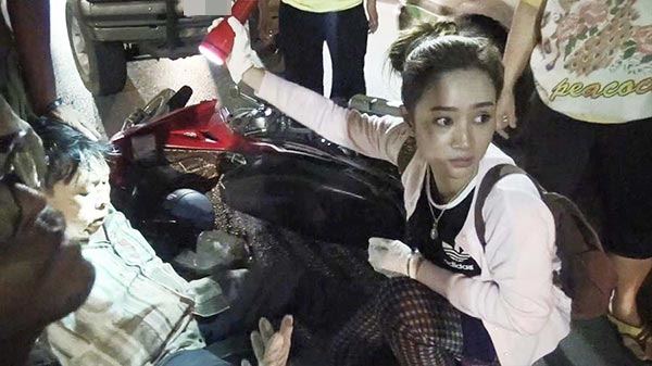 พยาบาลช่วยคนเจ็บข้างถนน