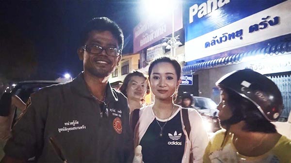 พยาบาลช่วยคนเจ็บข้างถนน