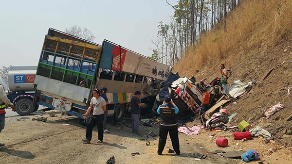 รถบรรทุกชนรถพ่วง