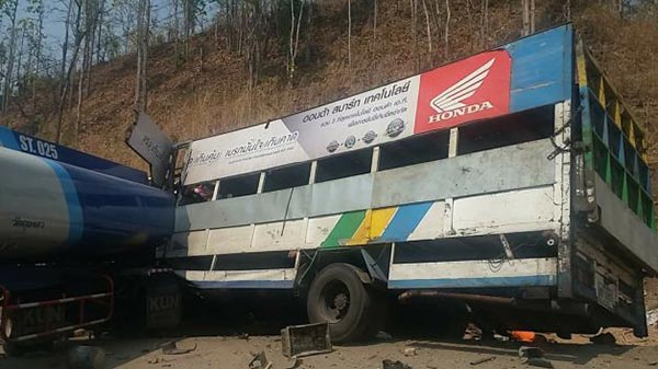 รถบรรทุกชนรถพ่วง