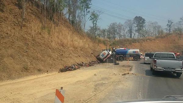 รถบรรทุกชนรถพ่วง