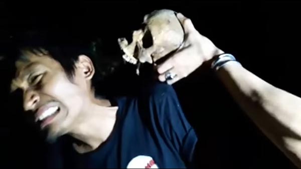ตบกะโหลกศพ