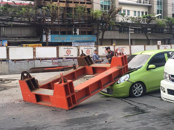 โครงเหล็กทับรถ