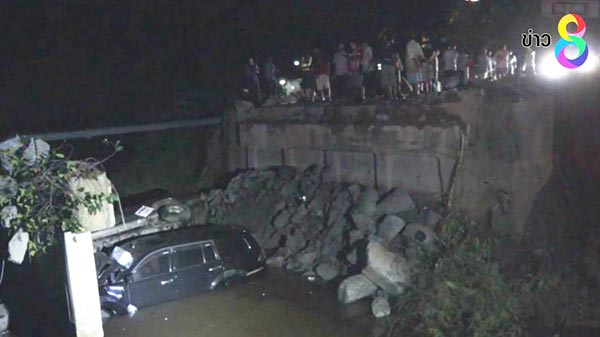 รถตกสะพานปากง่าม