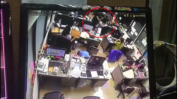 ผลักเพื่อนร่วมงาน