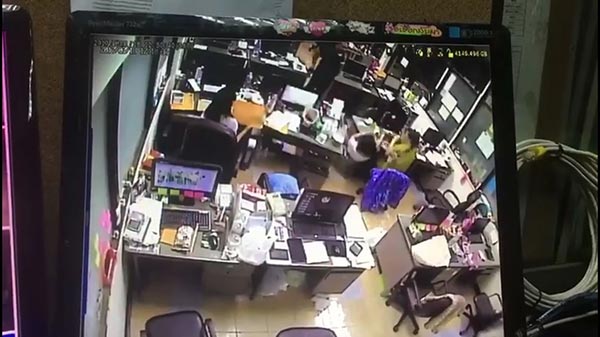 ผลักเพื่อนร่วมงาน