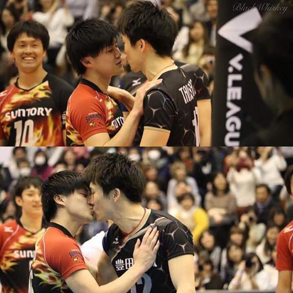 นักวอลเลย์ชายจูบกัน