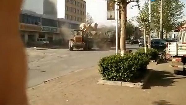 รถตักดินชนกัน