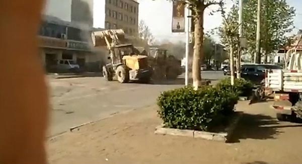 รถตักดินชนกัน