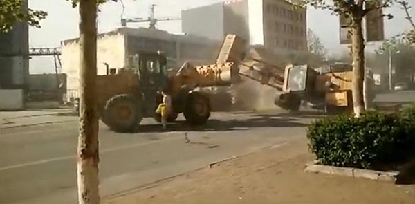 รถตักดินชนกัน