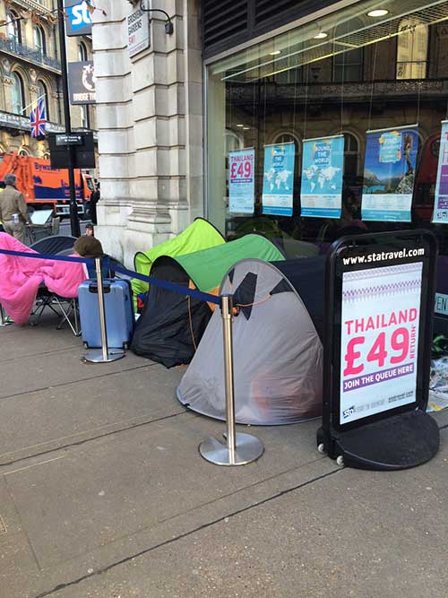 ต่อคิวข้ามคืนจองตั๋ว