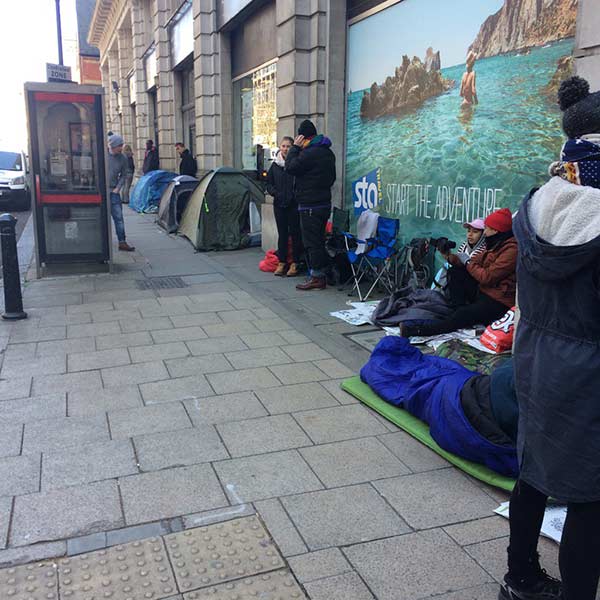 ต่อคิวข้ามคืนจองตั๋ว