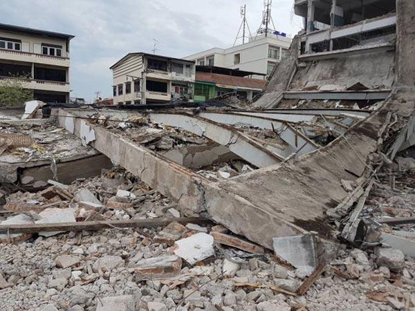 รื้อตึกเก่าดินแดง