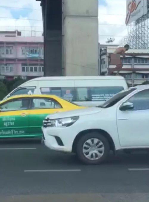 ชายเปลือยกาย