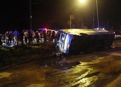 รถทัวร์คว่ำ