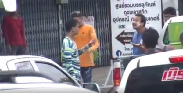 วัยรุ่นชักปืนขู่