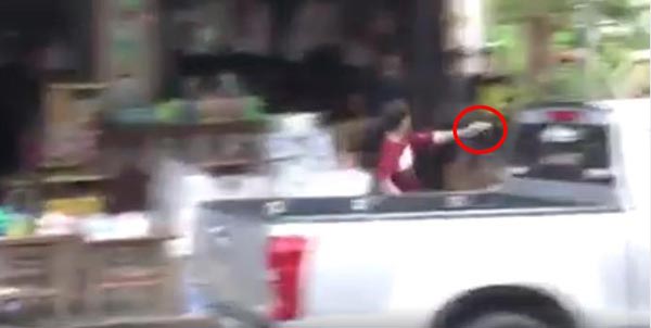 วัยรุ่นชักปืนขู่