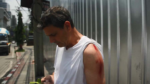 ก้อนปูนร่วงทับ