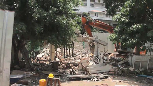 ก้อนปูนร่วงทับ