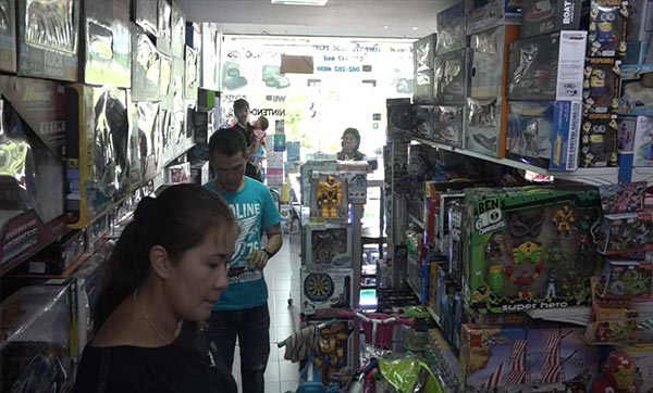 ฝรั่งขโมยของ