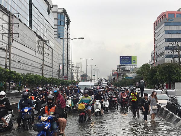 น้ำท่วมแยกรัชดา