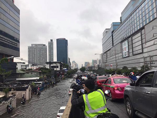 น้ำท่วมแยกรัชดา