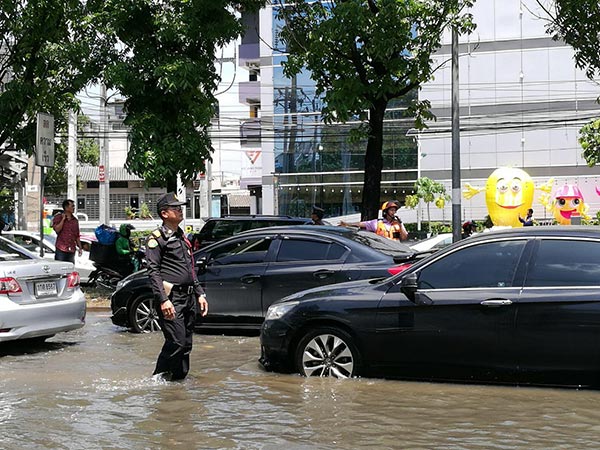 น้ำท่วมแยกรัชดา