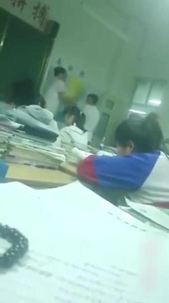 ครูจีนลงโทษนักเรียน