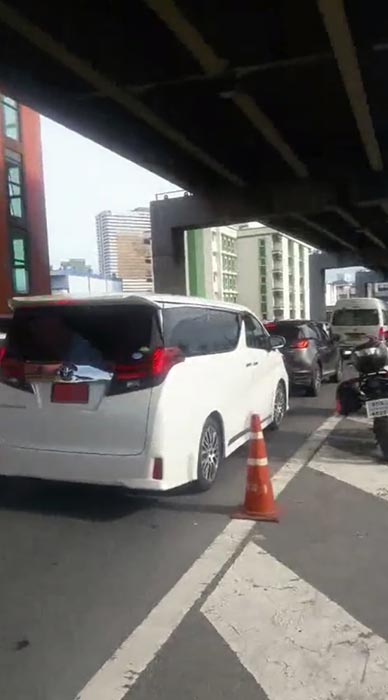 ขับรถแทรก