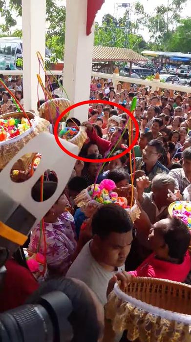 ขโมยเงินโปรยทาน