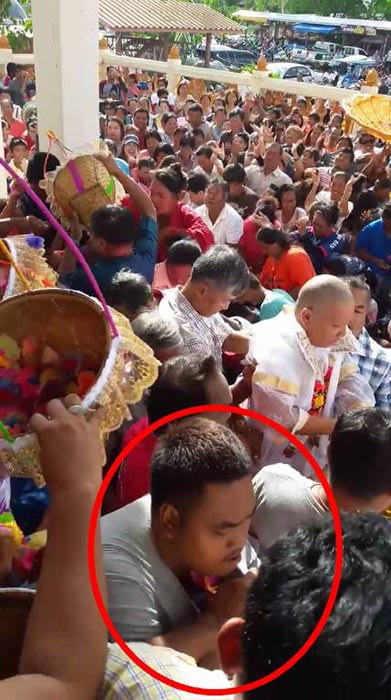 ขโมยเงินโปรยทาน