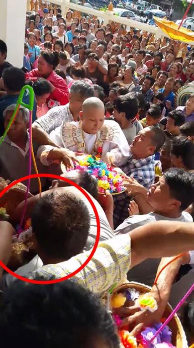 ขโมยเงินโปรยทาน