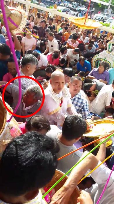 ขโมยเงินโปรยทาน