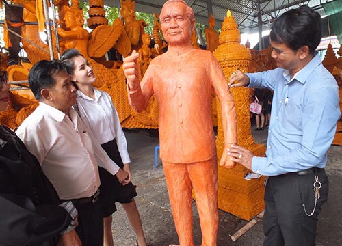 แกะสลักเทียนพรรษา