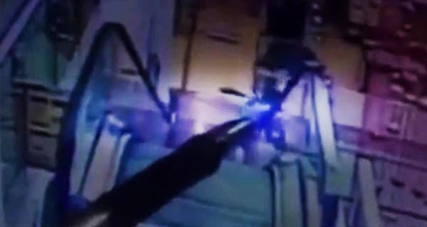 ร่วงตกจากบันไดเลื่อน