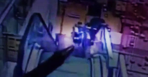 ร่วงตกจากบันไดเลื่อน