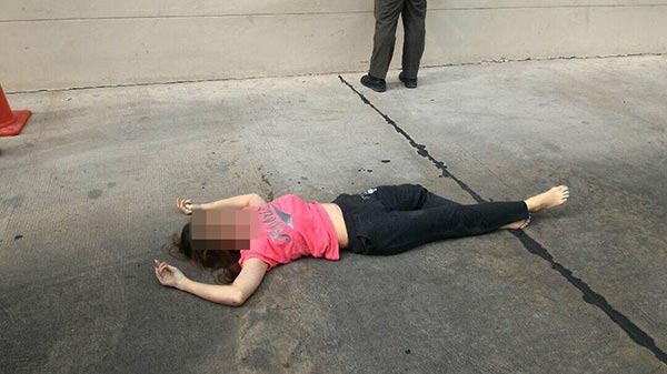 แอร์โฮสเตสโดดตึก