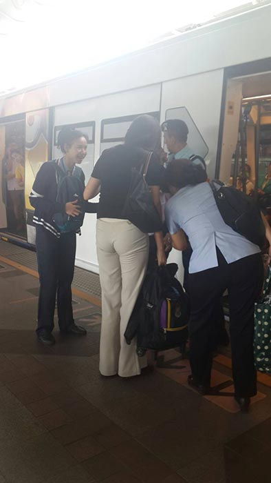 ขาตกร่องรถไฟฟ้า